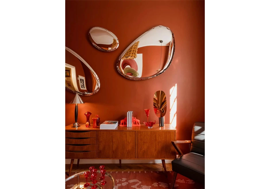 Conjunto de espelhos Tafla O de diferentes tamanhos em um ambiente decorado.