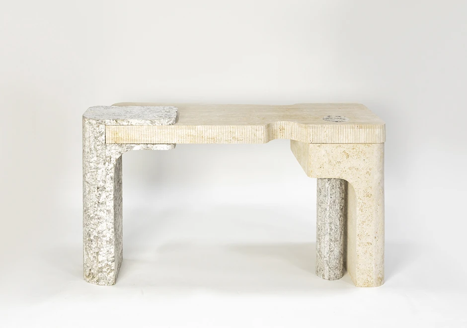 Aparador Relevo com estrutura em pedras e acabamento frisado, destacando o design