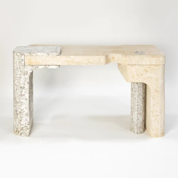 Aparador Relevo: design único da Suite Arquitetura com pedras como travertino bruto, unindo o natural ao tecnológico.