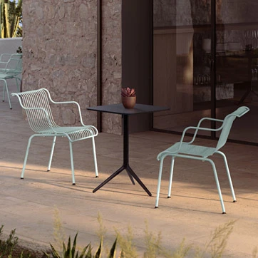 Ambiente externo com cadeiras South, da marca Magis Design