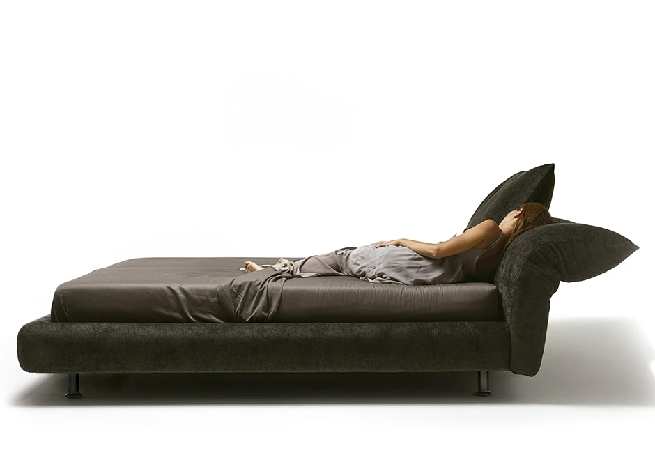 Cama Stand By Me com pessoa dormindo