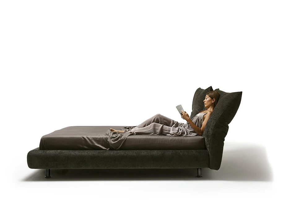 Cama Stand By Me com pessoa lendo