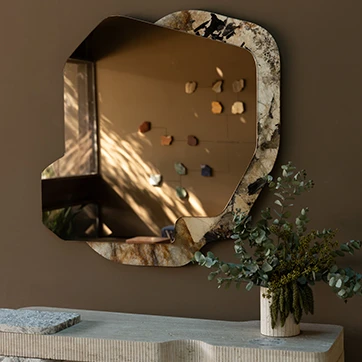 Espelhos Amorfo I e II com molduras de pedra e formas orgânicas, destacando o design único