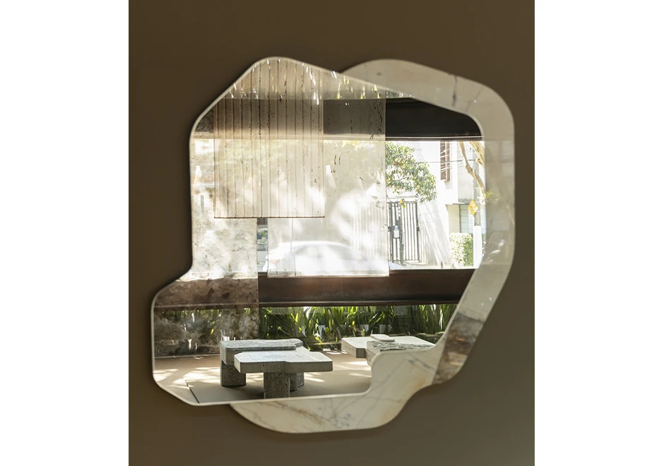 Espelho Amorfo com bordas irregulares e moldura de pedra, refletindo um design orgânico e sofisticado