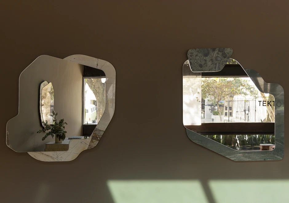Espelhos Amorfo I e II com molduras de pedra e formas orgânicas, destacando o design único