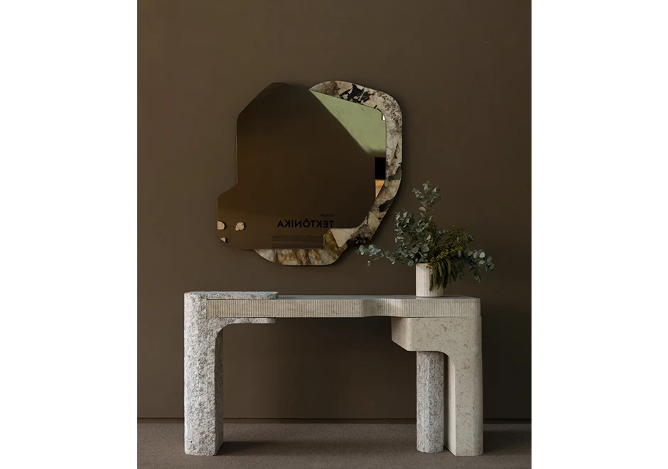 Espelho Amorfo com moldura, compondo um ambiente sofisticado com aparador escultural