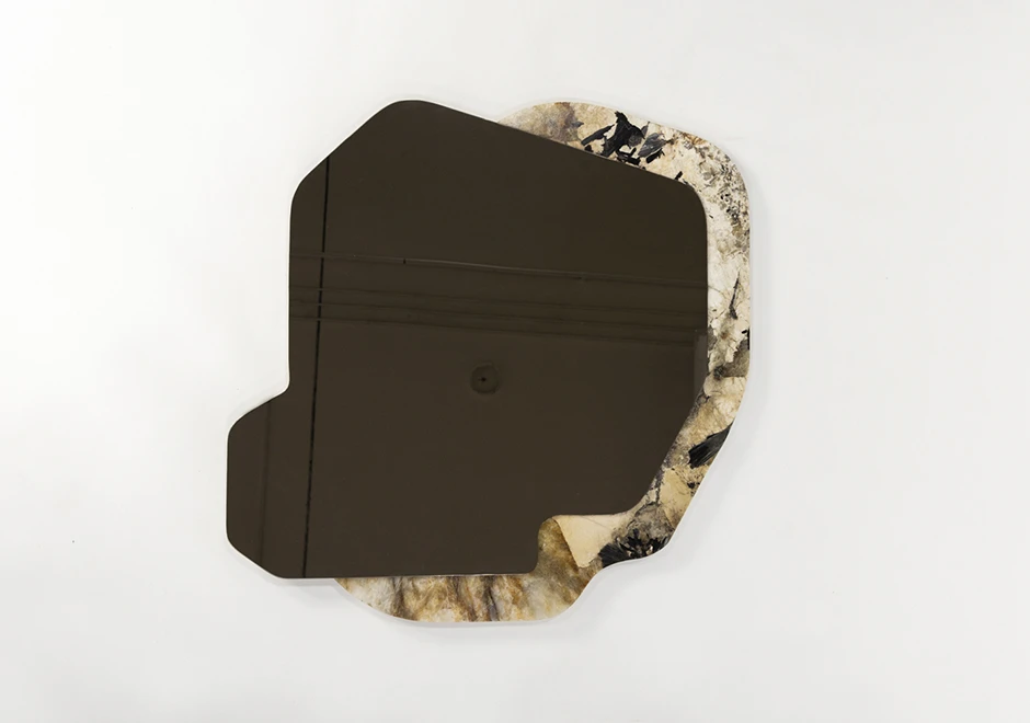 Espelho Amorfo com moldura em pedra e formato irregular, destacando design sofisticado