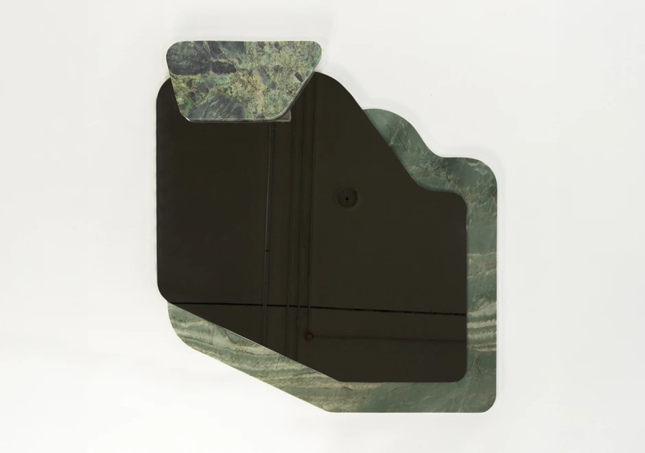 Espelho Amorfo com moldura de pedra e formato fluido, combinando elegância e modernidade