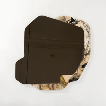 Espelho Amorfo com bordas irregulares e moldura de pedra, refletindo um design orgânico e sofisticado