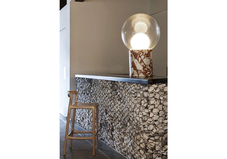 Luminária de mesa Boule, por Sebastian Herkner para a Magis Design