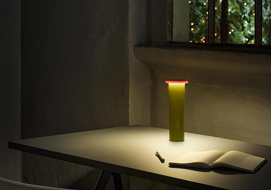 Iluminação da luminária de mesa Bouquet, por Magis Design.