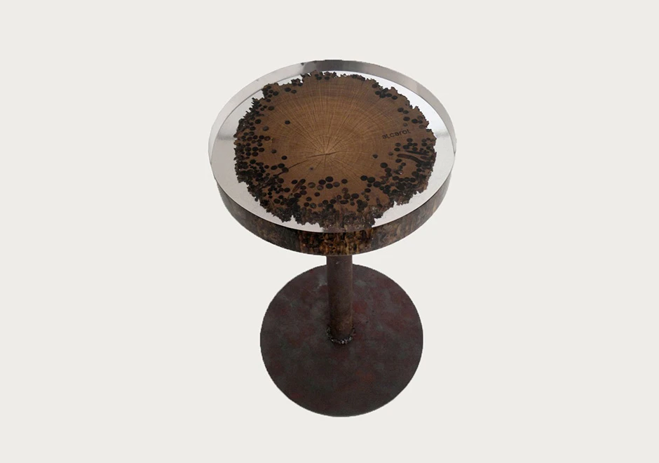 Mesa de apoio Mareale com tampo de madeira de choupo e resina transparente