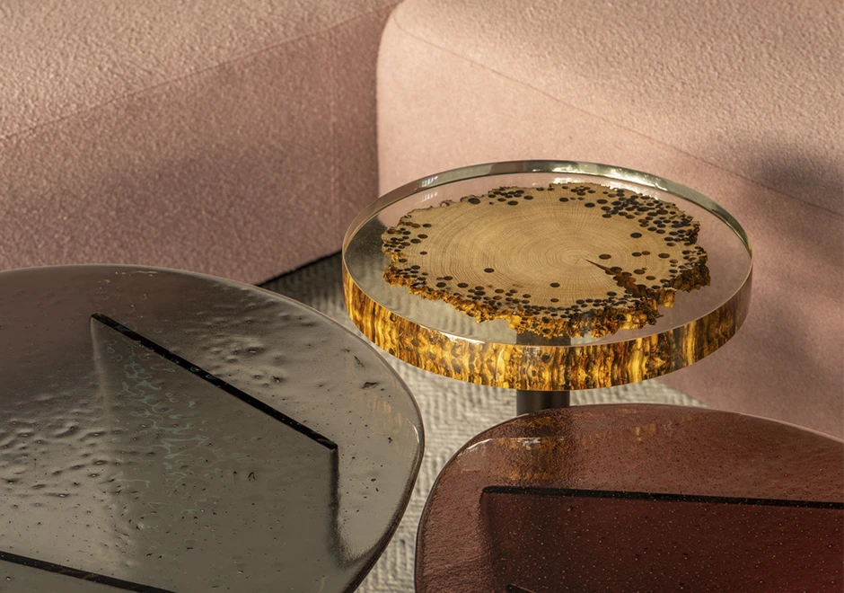 Tampo da mesa de apoio Mareale em madeira de choupo e resina transparente