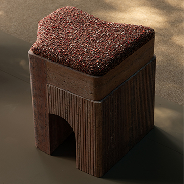 Bancos Nazca e Scotia em pedras, com texturas frisadas e designs que unem elegância e funcionalidade.