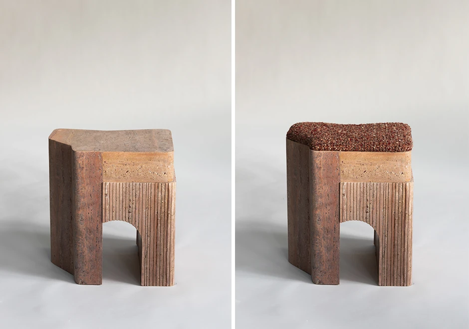 Dois bancos Nazca e Scotia de pedra com acabamento frisado, um com assento estofado e outro com superfície lisa.