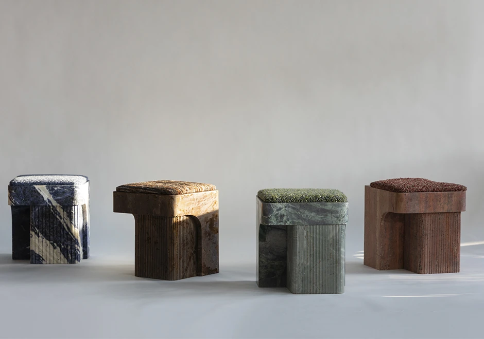 Conjunto de bancos Nazca e Scotia em pedras, com acabamentos texturizados que unem sofisticação e natureza.