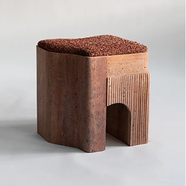 Bancos Nazca e Scotia em pedras, com texturas frisadas e designs que unem elegância e funcionalidade.