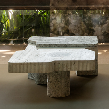 Mesa de centro Coleção Placa em pedras com formas orgânicas e contrastes entre texturas brutas e polidas