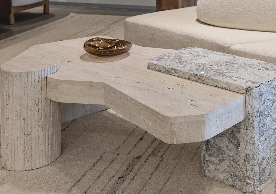 Detalhes da mesa Placa em pedras naturais, com formas geométricas e texturas contrastantes entre os acabamentos.