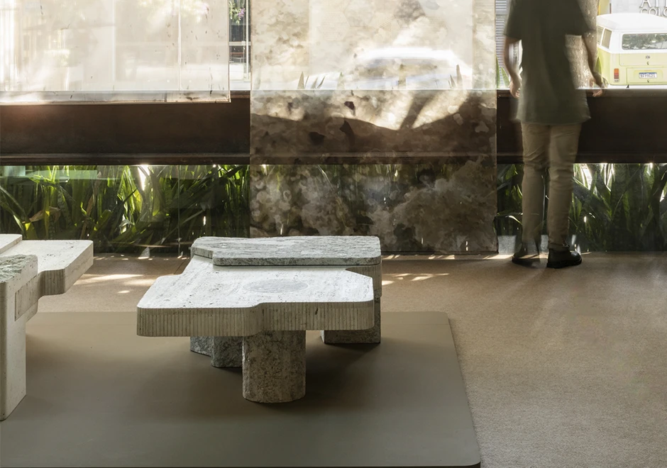 Mesa Placa em ambiente iluminado, destacando as pedras e formas orgânicas no design