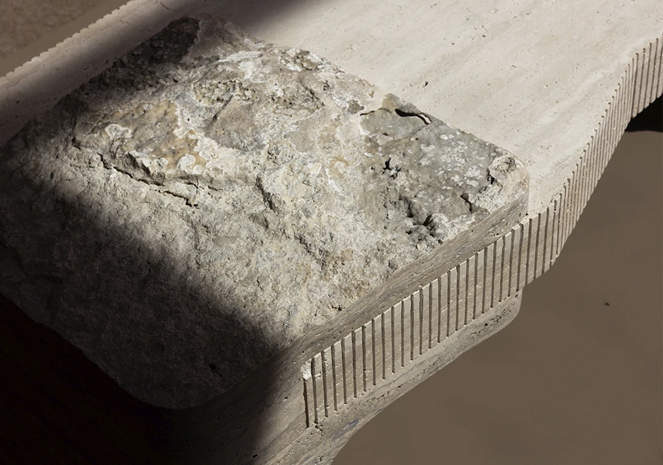 Mesa Placa - close da em superfície de pedra bruta e detalhes frisados, destacando o contraste entre texturas naturais