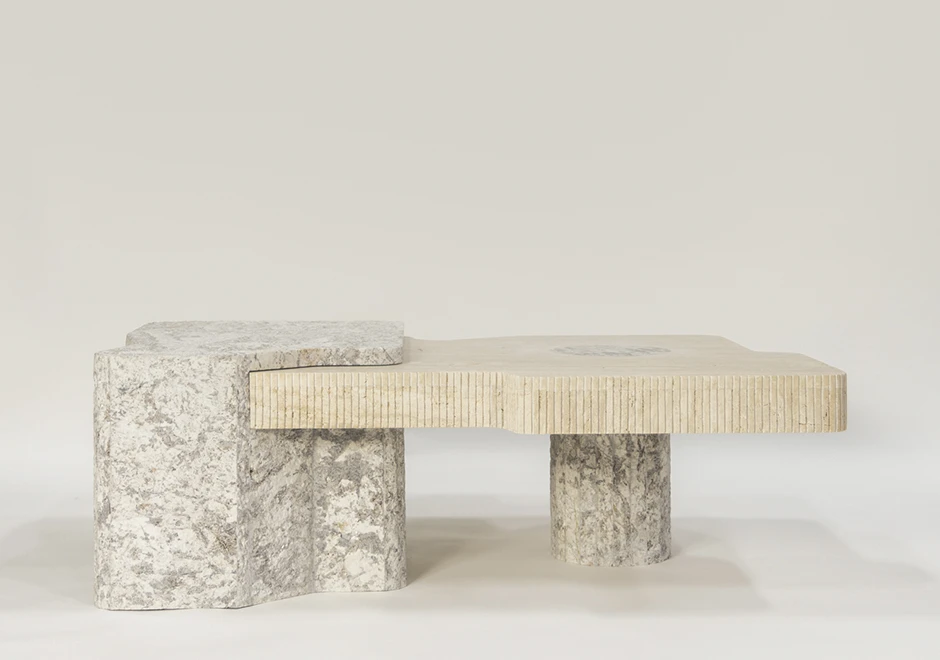 Vista da mesa Placa com formas esculturais, em pedras e detalhes frisados que destacam o design.