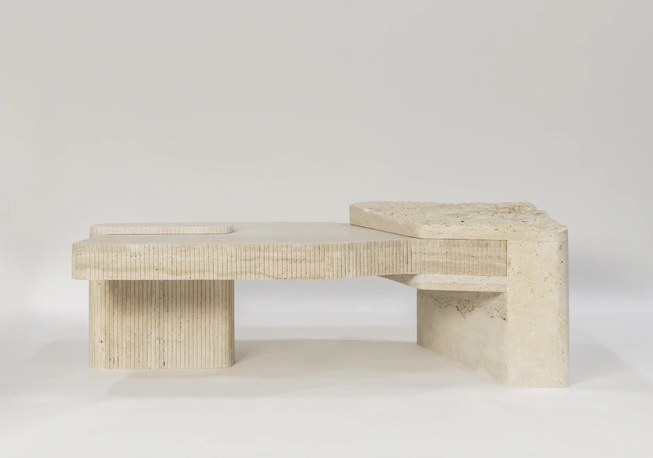 Vista da mesa Placa mostrando suas formas geométricas e acabamentos que equilibram o bruto e o sofisticado