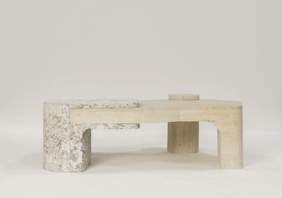 Mesa Placa em pedras com suas formas únicas e contraste entre superfícies com texturas e polidas