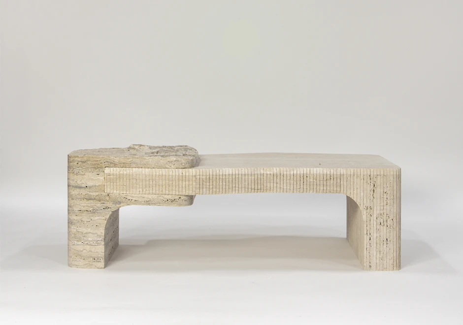 Vista da mesa Placa evidenciando suas linhas frisadas e texturas naturais