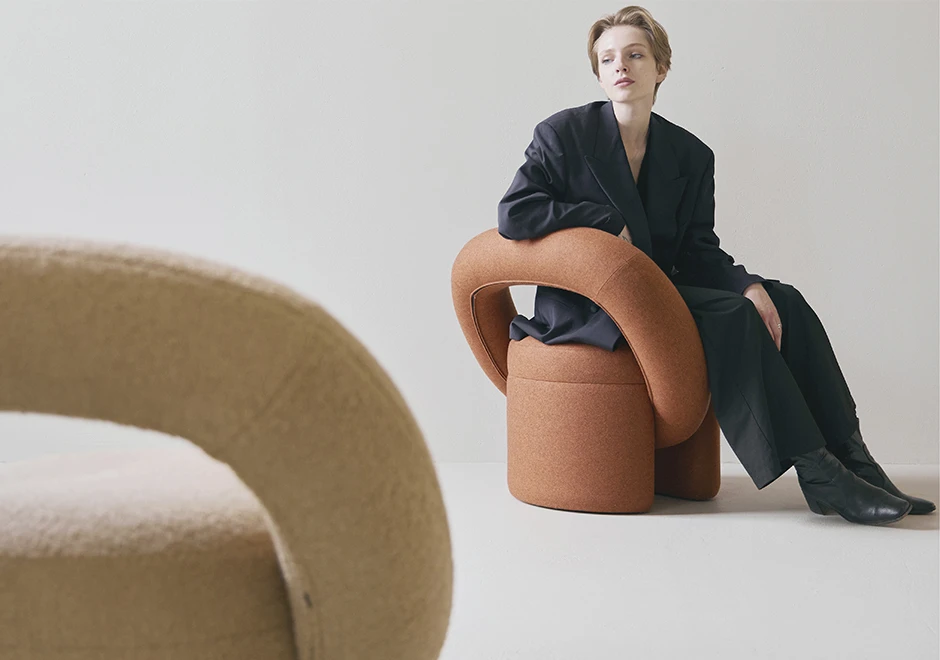 Conforto da poltrona Play, criada pelo ucraniano Dmytro Kozinenko, para a marca Woo Furniture