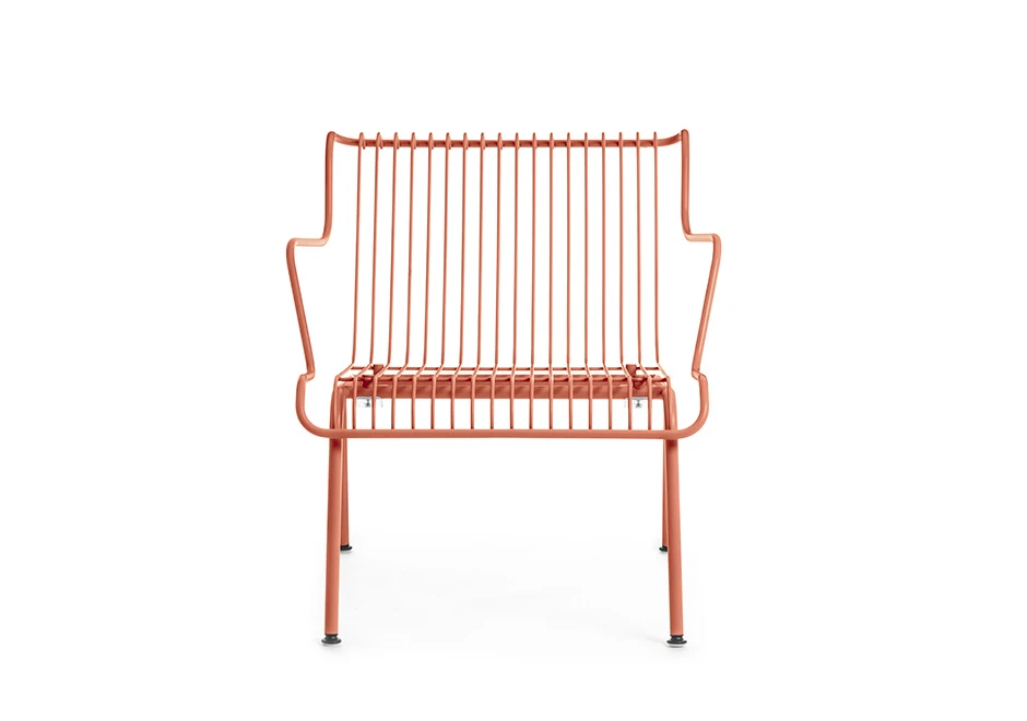 Vista frontal da poltrona South, por Konstantin Grcic para Magis Design