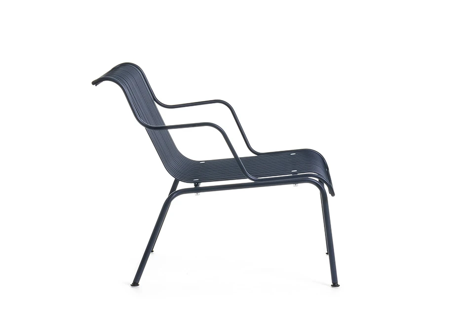 Vista lateral da poltrona South, por Konstantin Grcic para Magis Design