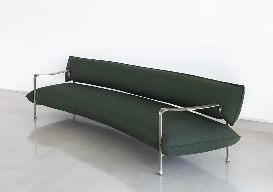 Vista lateral do sofá Riace da marca Magis Design