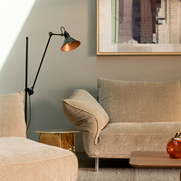 Luminária de chão Gras 215 ao lado do sofá