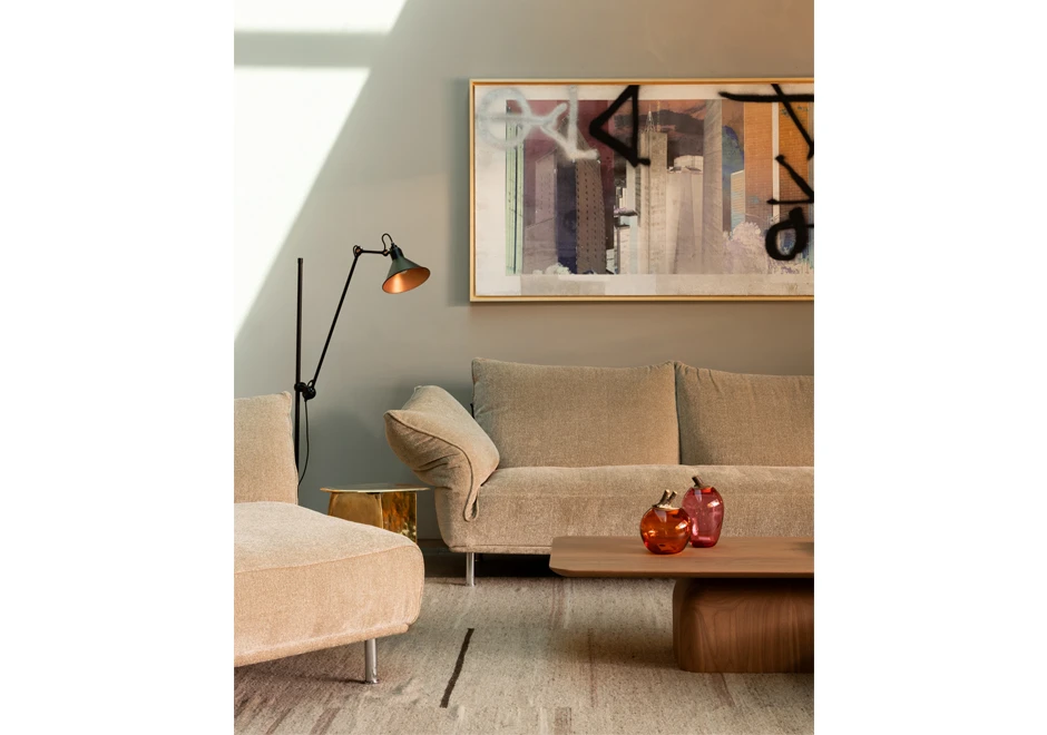 Luminária de chão Gras 215 ao lado do sofá