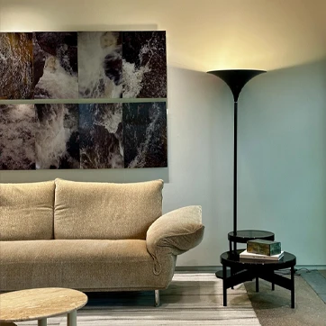 Luminária de chão Aero da Dominici iluminando uma sala de estar elegante com design clássico dos anos 50 e acabamento preto brilhante.