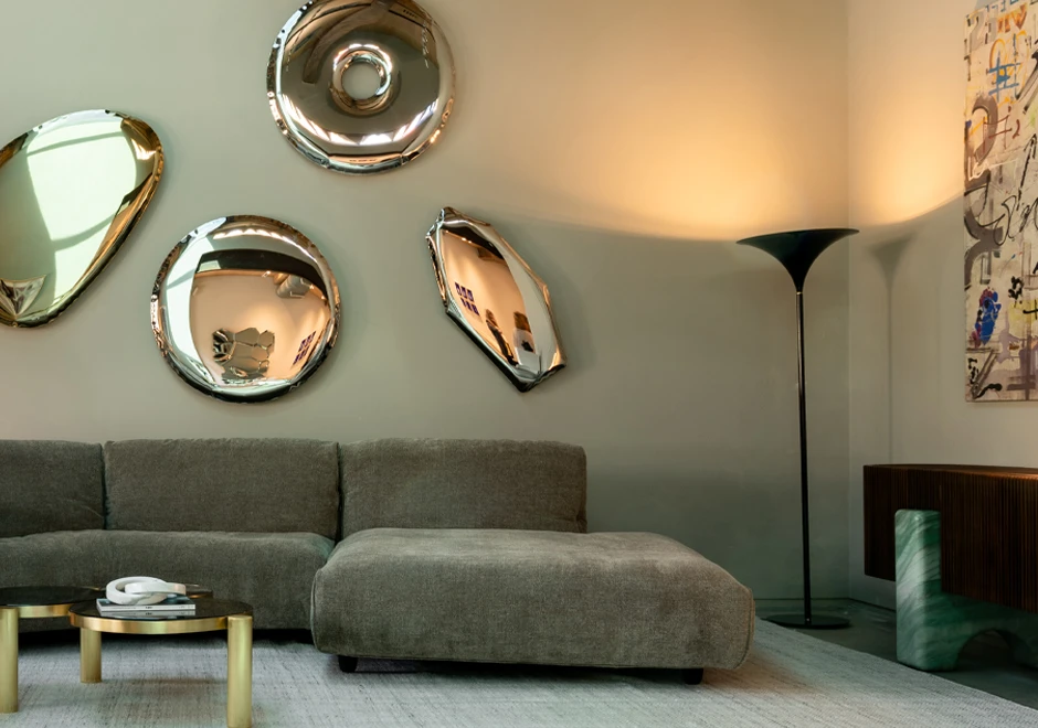 Luminária de chão Aero da Dominici em um ambiente moderno, destacando a luz suave e o design clássico dos anos 50 com acabamento preto brilhante