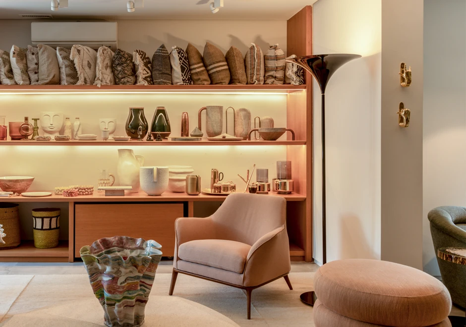 Luminária de chão Aero da Dominici, com design elegante dos anos 50, complementando um ambiente sofisticado e moderno, com acabamento preto brilhante.