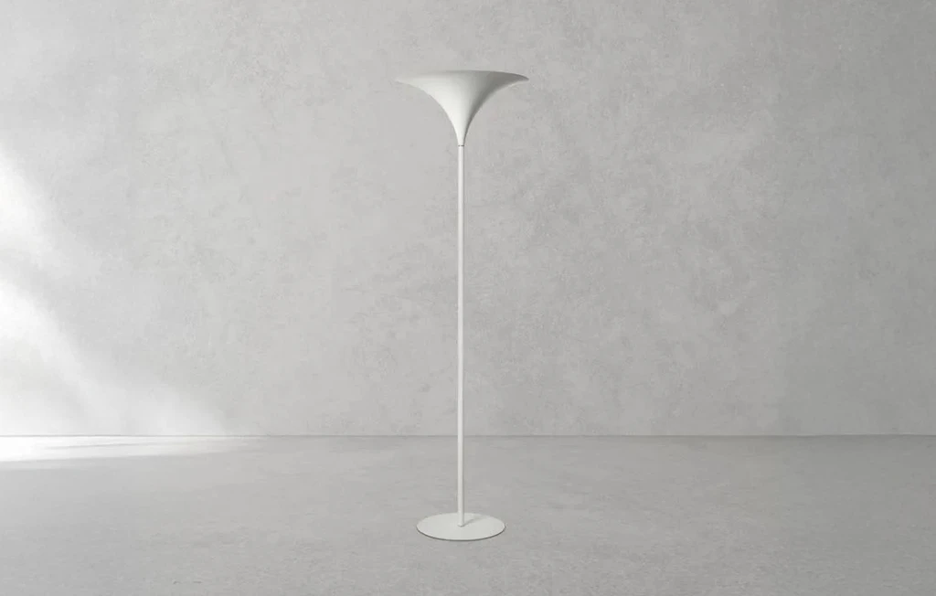 Luminária de chão Aero por Dominici, acabamento branco.