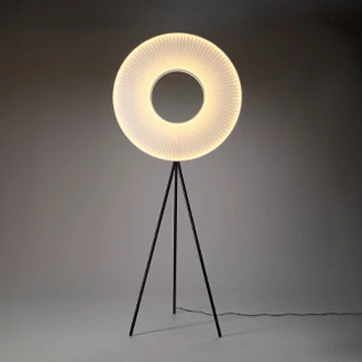 Luminária de chão Iris da DCW Éditions com design circular iluminado e base tripé em metal preto
