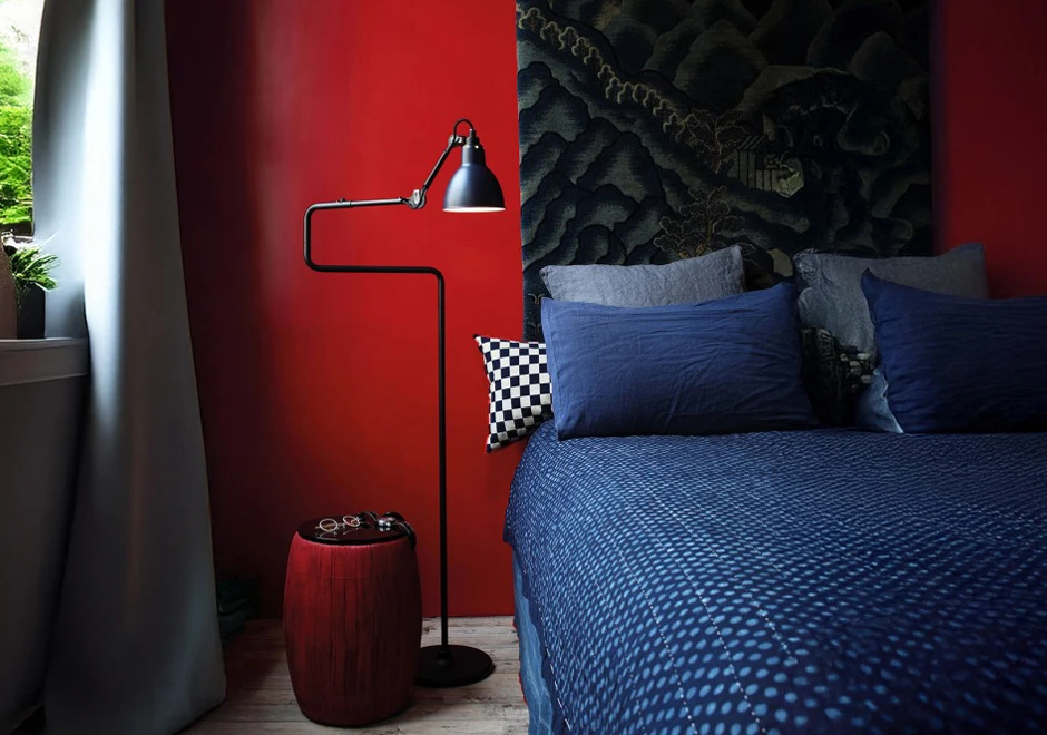 Luminária de chão Gras N°411 da DCW Éditions, destacada em quarto com decoração vibrante e aconchegante