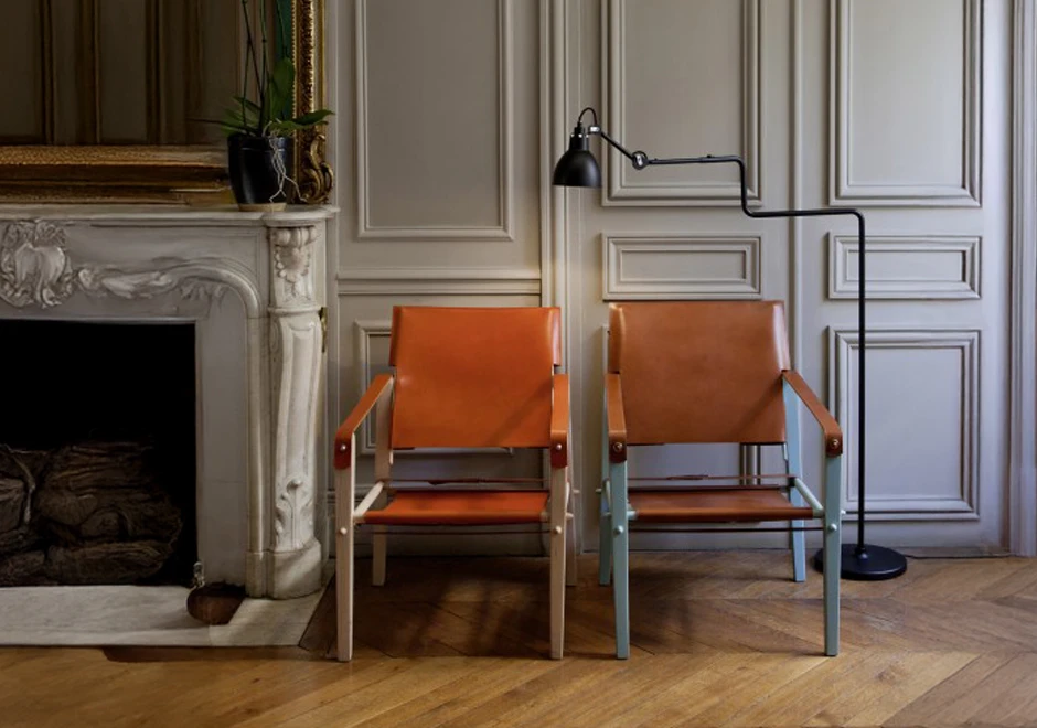 Luminária de chão Gras N°411 da DCW Éditions, em ambiente clássico com poltronas de couro.