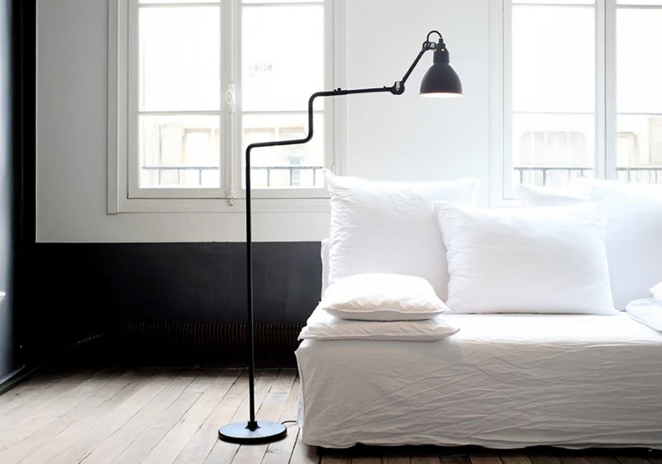 Luminária de chão Gras N°411 da DCW Éditions, destacada em sala com decoração clean e luminosa.