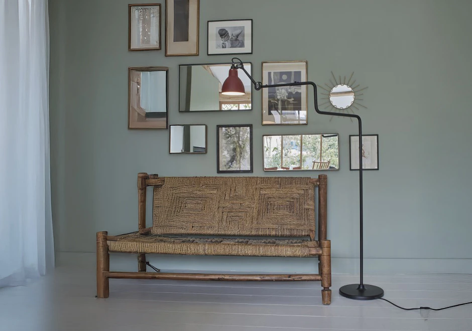 Luminária de chão Gras N°411 em ambiente rústico com parede lisa e detalhes decorativos