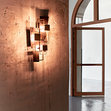 Foto da luminária de parede Map 2 iluminada, instalada em ambiente com design moderno e minimalista.