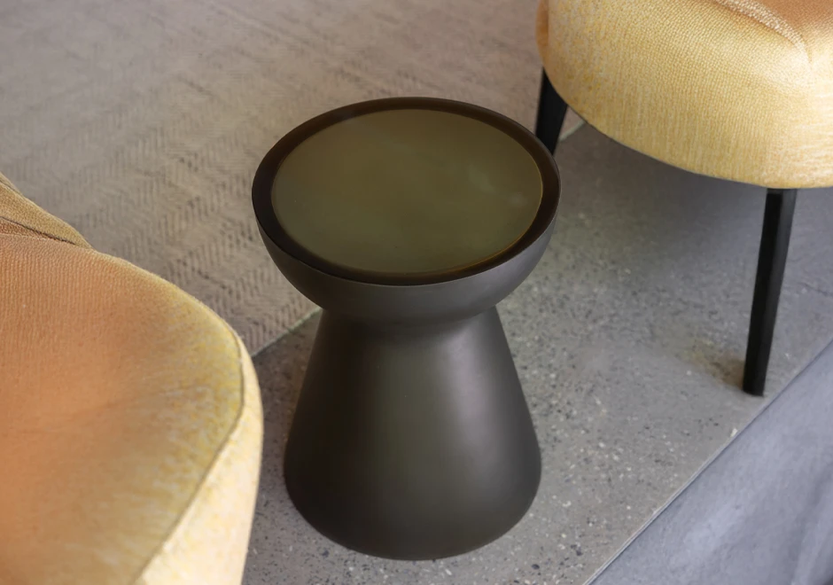 Mesa de apoio Mush mate com tampo verde.