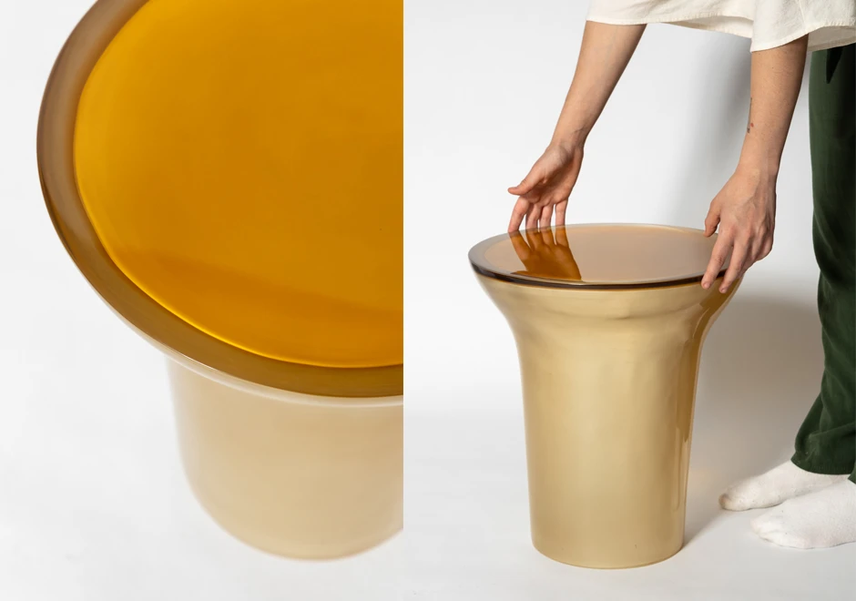 Tampo da mesa de apoio Mush na resina âmbar.