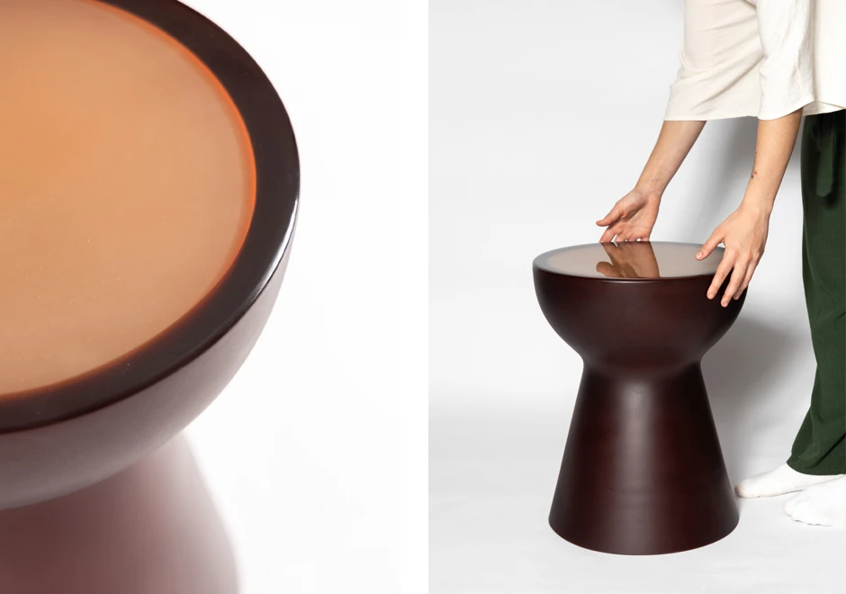 Tampo mate da mesa de apoio Mush na resina vermelha.