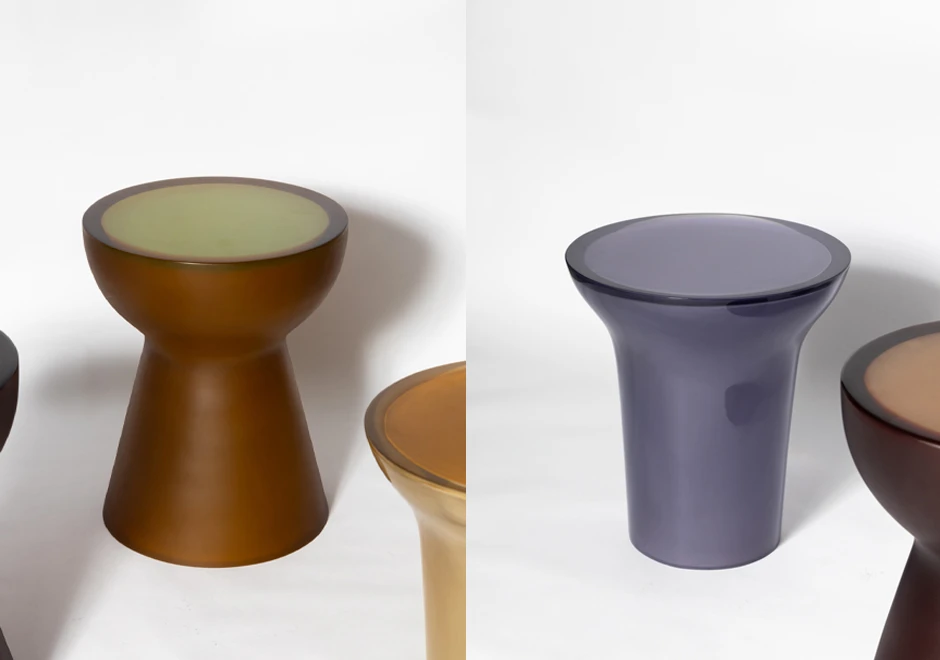 Mesa de apoio Mush nas cores lilás e mate com tampo verde.