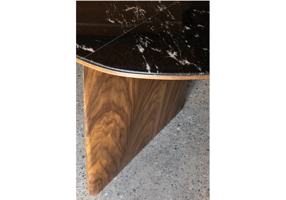 Detalhe do tampo e base da mesa de jantar Slice.